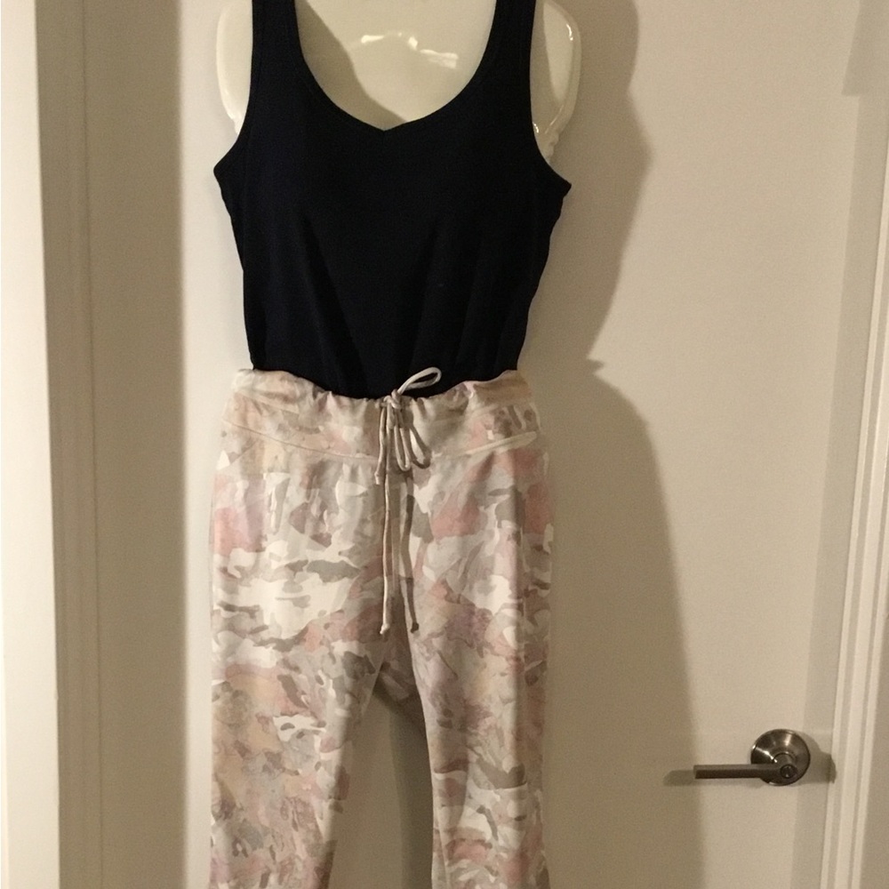 Unnamed Leggings Grey/Pink Size Large $30